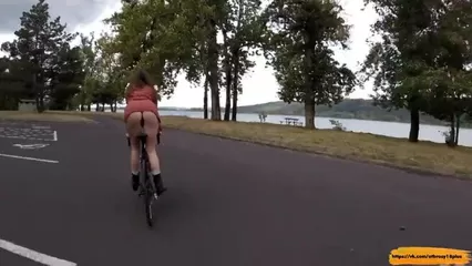 На велосипеде без трусиков