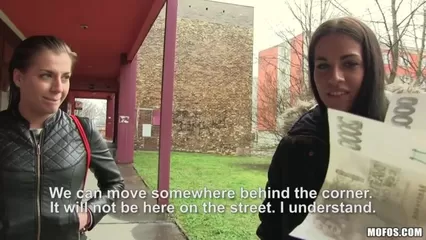 Русская студентка подрабатывает на дому продавая свое нежное тело за деньги - порно видео